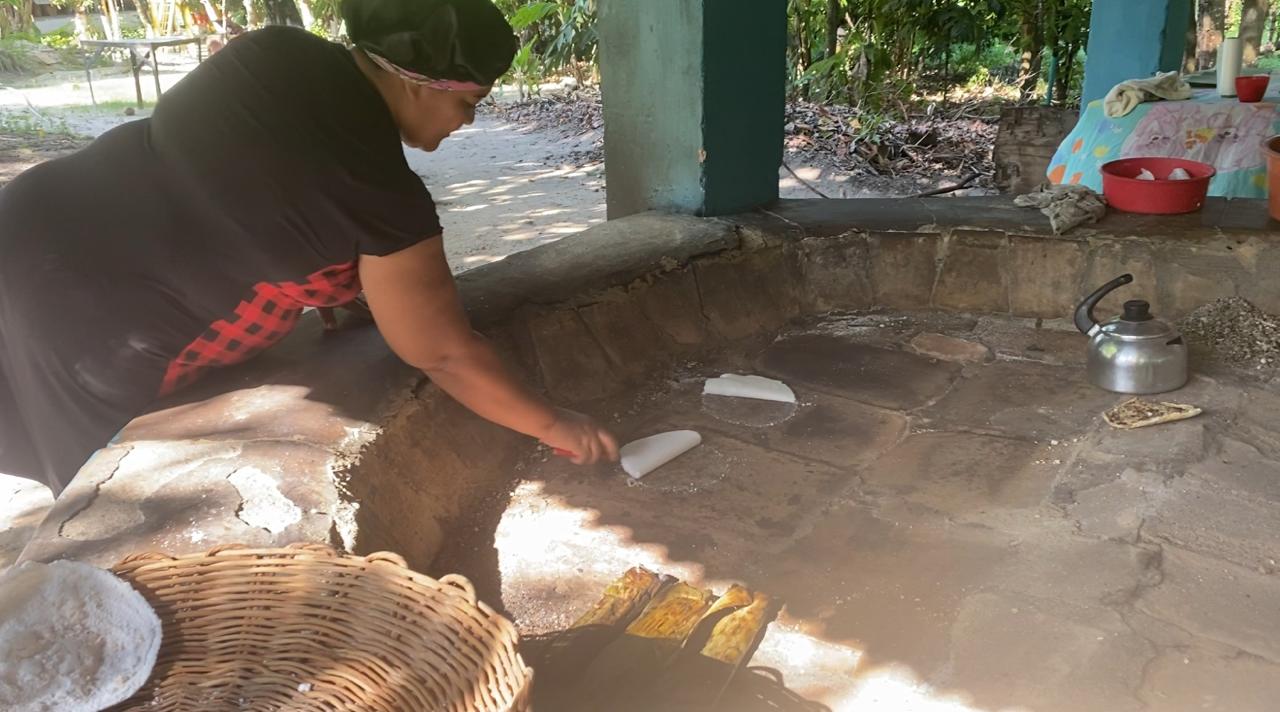Culinária regional sendo preparada em forno à lenha