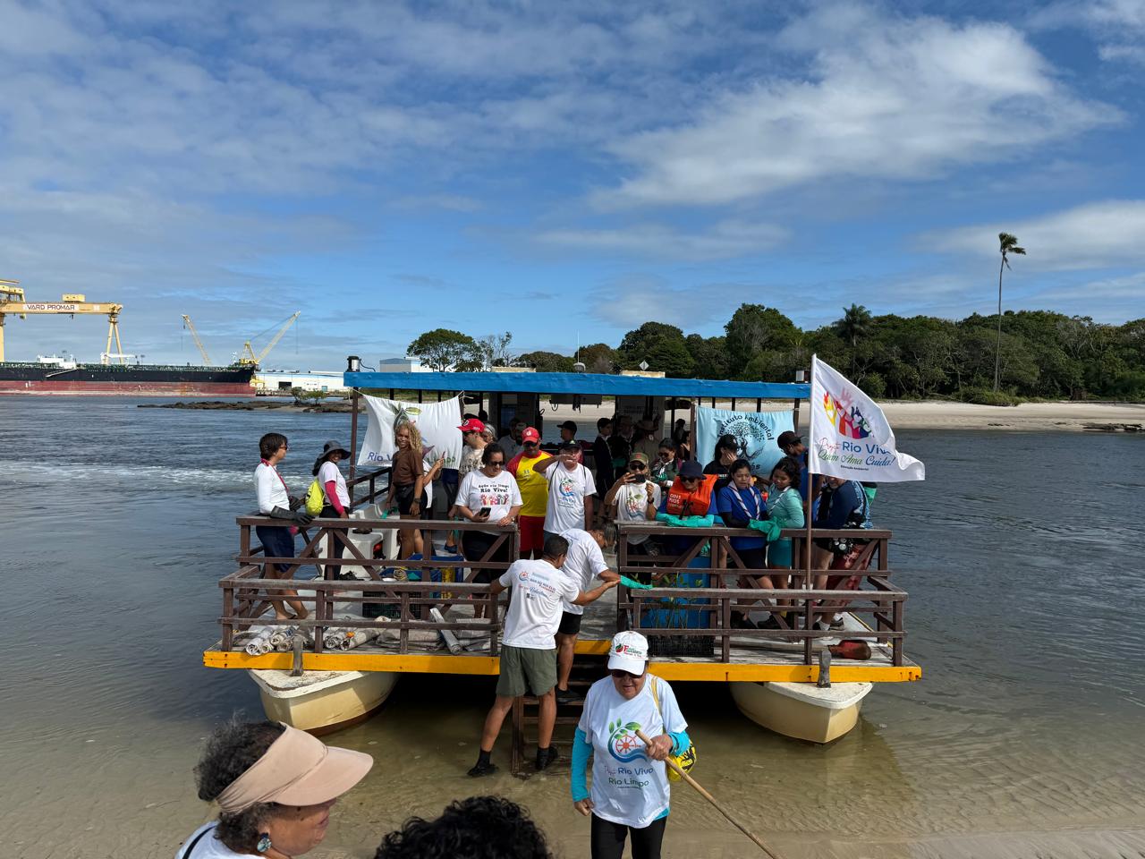 Barco com voluntários do Projeto Rio Vivo Rio Limpo