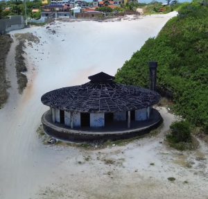 Cabana circular na praia de PQP em Enseada dos Corais